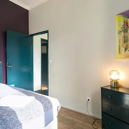 Daire Spacious & Bright 3 Bedroom Apt, Iconic Bica Area, Historical Center