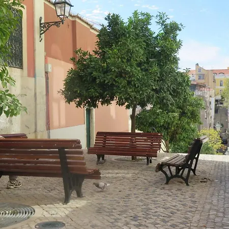 Daire Spacious & Bright 3 Bedroom Apt, Iconic Bica Area, Historical Center Lisboa