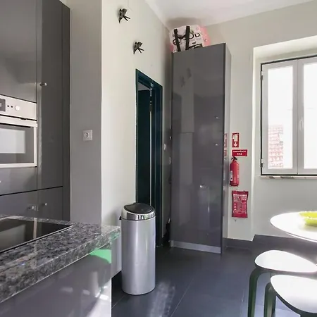 Spacious & Bright 3 Bedroom Apt, Iconic Bica Area, Historical Center * Lisbon