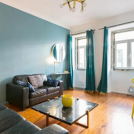 Spacious & Bright 3 Bedroom Apt, Iconic Bica Area, Historical Center Apartment *