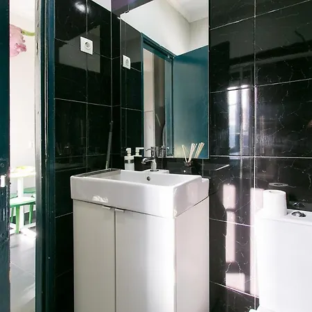Spacious & Bright 3 Bedroom Apt, Iconic Bica Area, Historical Center Lisbon