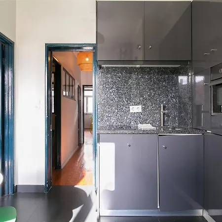 Spacious & Bright 3 Bedroom Apt, Iconic Bica Area, Historical Center * Lisbon