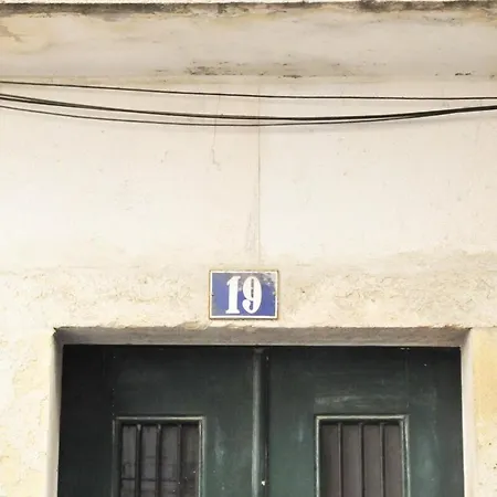 Spacious & Bright 3 Bedroom Apt, Iconic Bica Area, Historical Center Lisboa