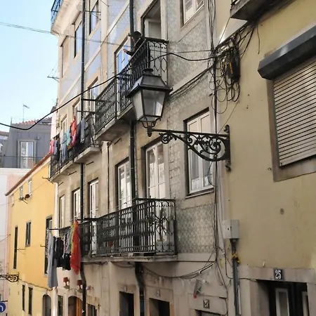 Spacious & Bright 3 Bedroom Apt, Iconic Bica Area, Historical Center