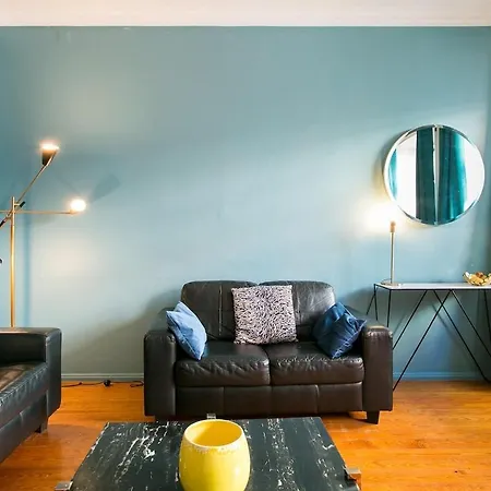 Spacious & Bright 3 Bedroom Apt, Iconic Bica Area, Historical Center Apartment