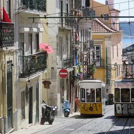 Spacious & Bright 3 Bedroom Apt, Iconic Bica Area, Historical Center Lisbon
