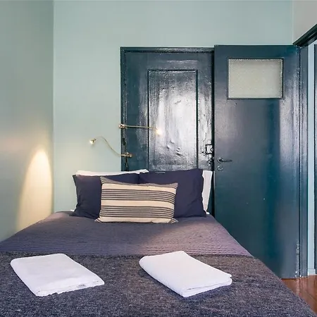 Spacious & Bright 3 Bedroom Apt, Iconic Bica Area, Historical Center * Lisbon